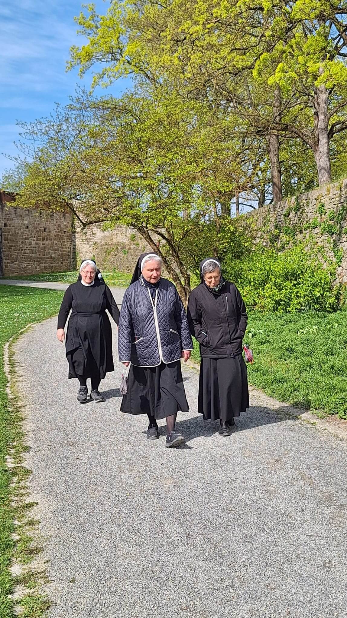 Sr. Rut und andere Schwestern auf dem Weg zur Festung