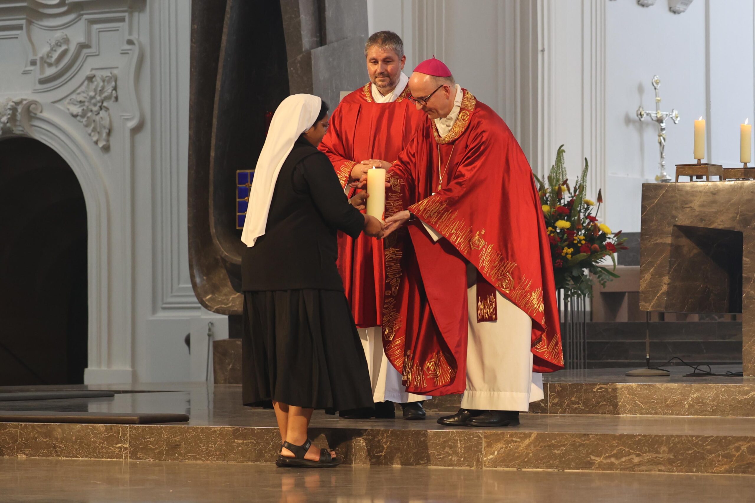 Sr. Himandi übergibt die Kerze beim Gabengang