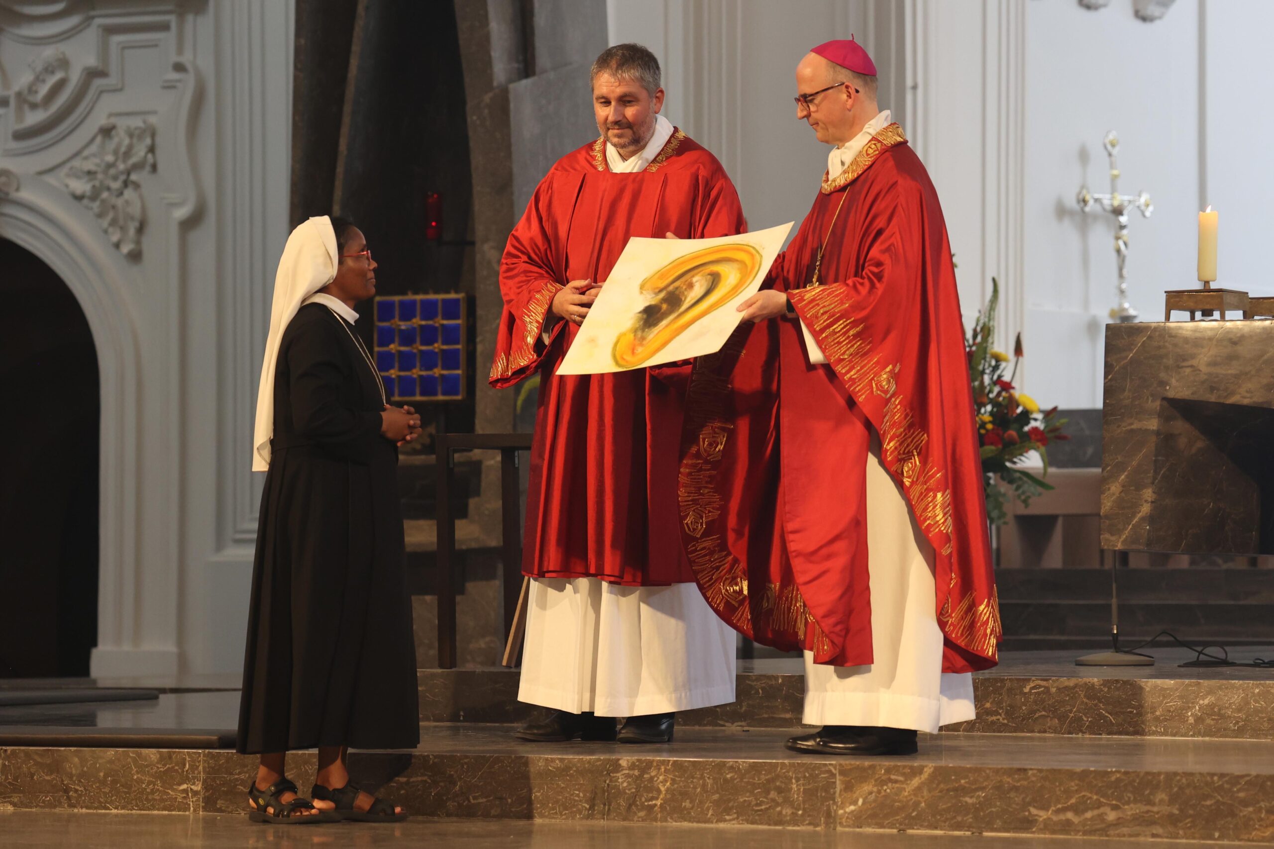 Sr. Lourthu hat ihr Symbol übergeben
