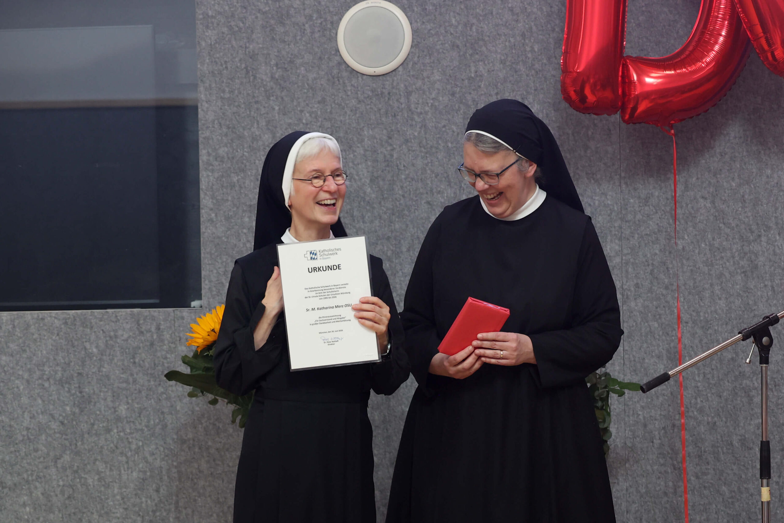 Sr. Hanna übergibt die Ehrenurkunde des Katholischen Schulwerks