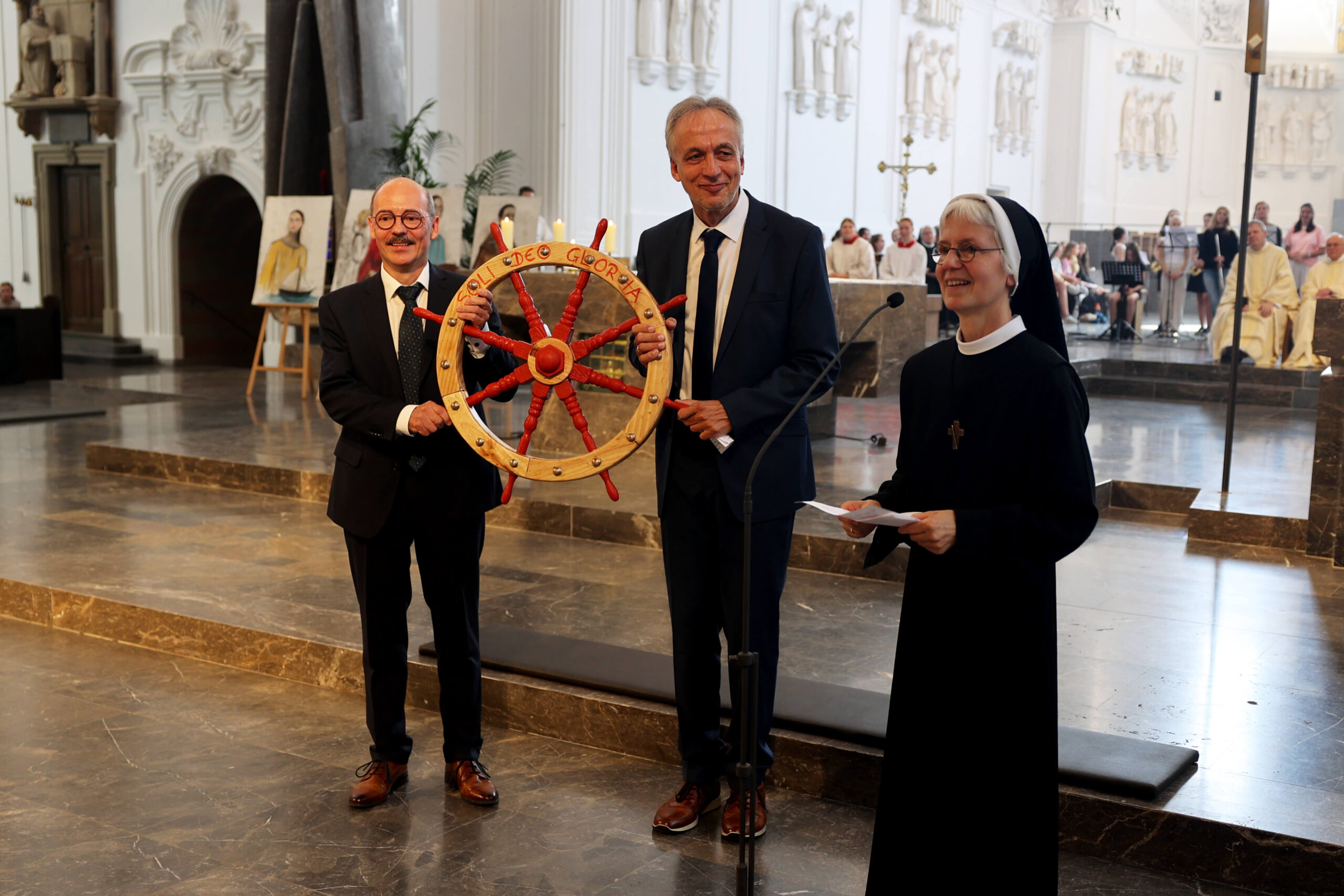 Sr. Katharina mit ihrem Nachfolger Herrn Siemer und Herrn Retsch