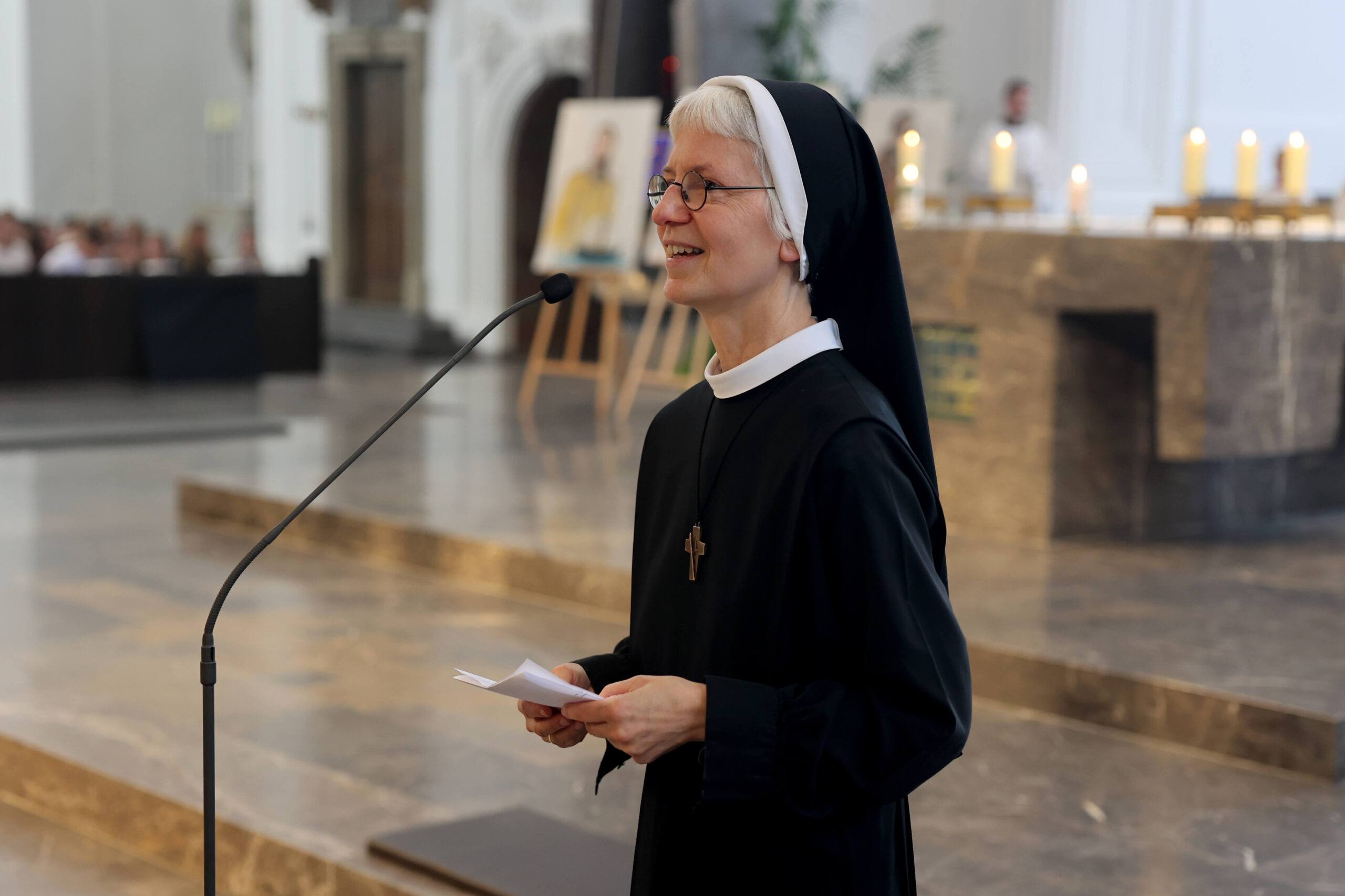 Sr. Katharina spricht zur Schulfamilie